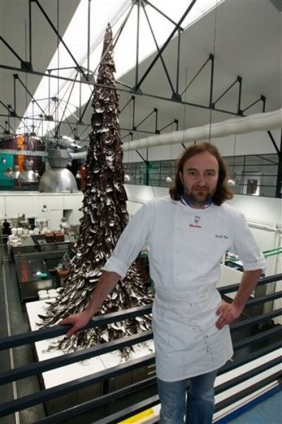 В Париже установили четырехтонную елку из шоколада