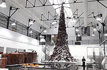 В Париже установили четырехтонную елку из шоколада