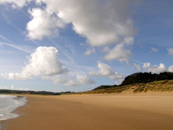 пляж Оксвич-бэй в Уэльсе